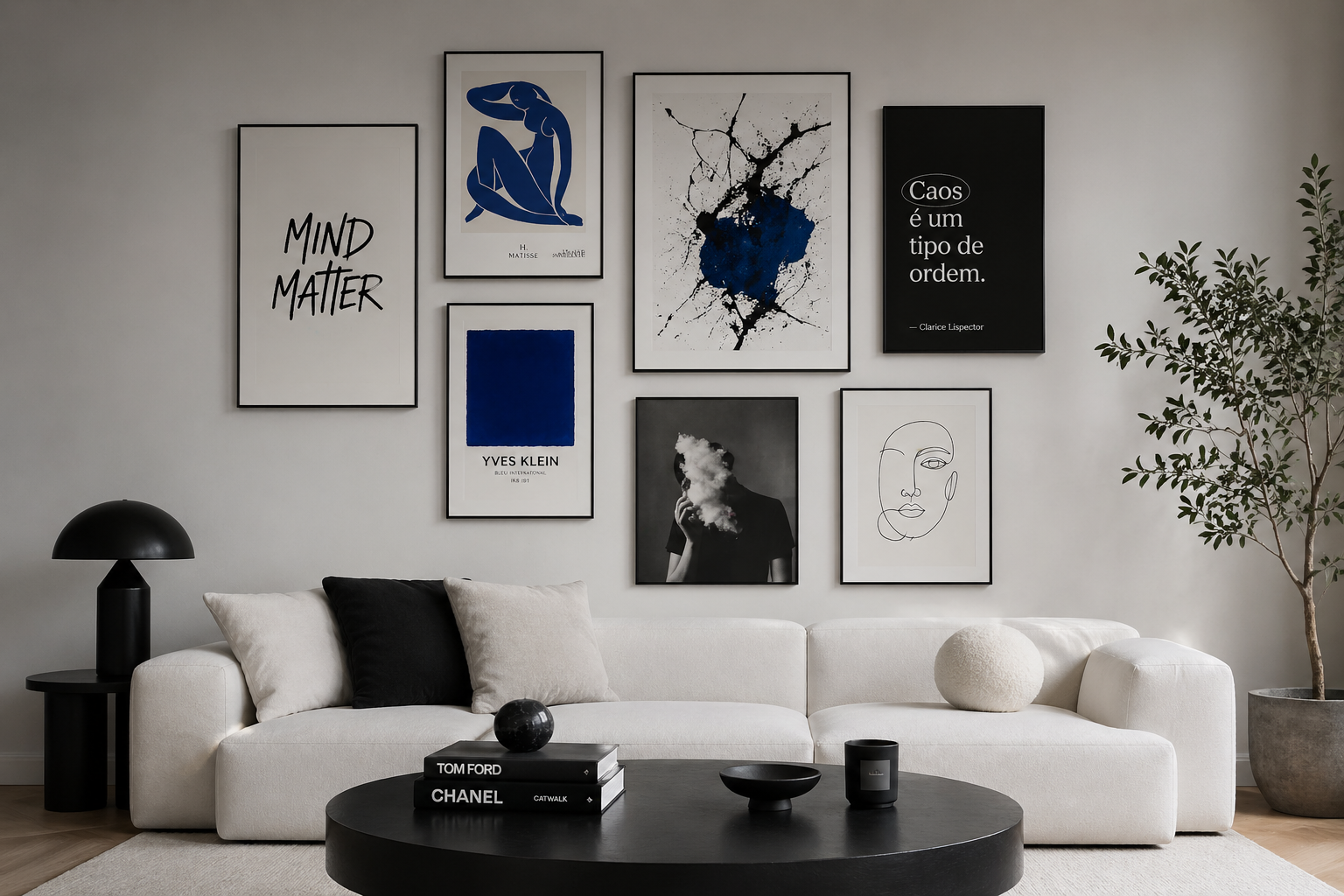 Parede com quadros decorativos minimalistas com arte abstrata em tons neutros e azul, representando equilíbrio entre caos e minimalismo